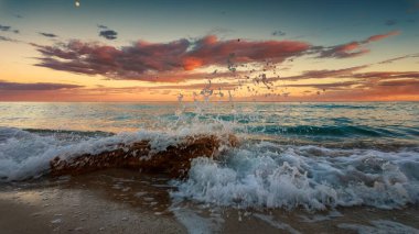 Sahilde renkli bir gün batımı