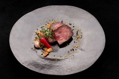 Kızarmış et, biber ve sarımsaklı.