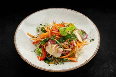 Tavuk fileto ile sebze salatası