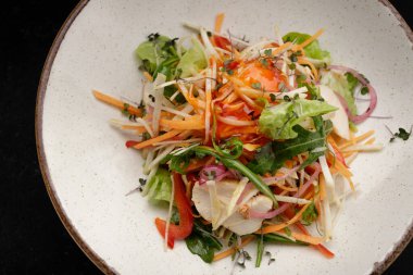 Tavuk fileto ile sebze salatası