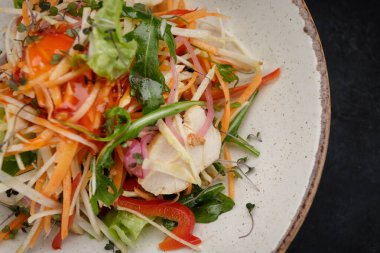 Tavuk fileto ile sebze salatası