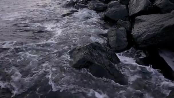 Θαλάσσια Κύματα Βραχώδη Ακτή — Αρχείο Βίντεο