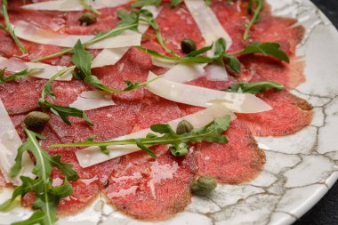 Kapari, peynir ve roka ile somon carpaccio