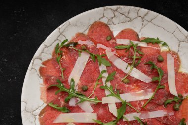 Kapari, peynir ve roka ile somon carpaccio