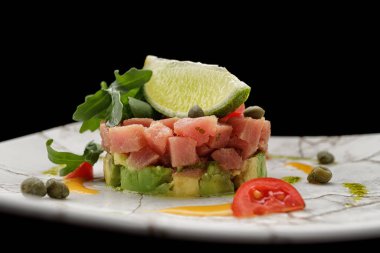 Somon, avokado ve limonlu tart.