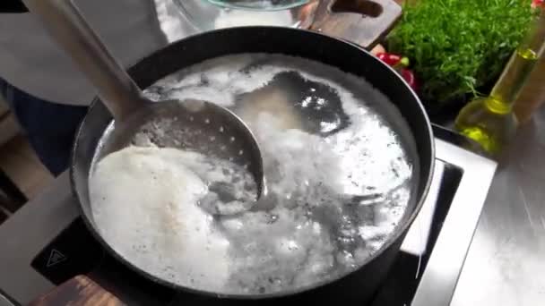 Kook Verwijdert Het Uitschot Uit Bouillon — Stockvideo