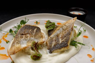 Soslu ve otlu kızarmış balık.