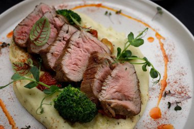 Orta pişmiş et, sos ve patates püresi.