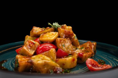 Karamelli patlıcan salatası, domates ve sos.