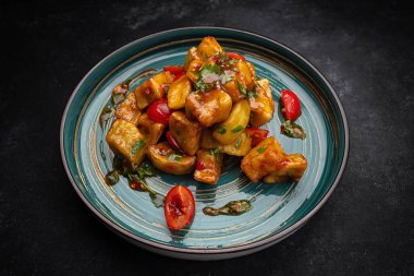 Karamelli patlıcan salatası, domates ve sos.