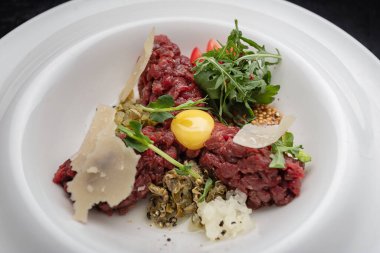 Yumurta ve peynirli dana tartar.