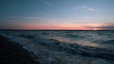 Nehir kıyısında harika bir gün batımı