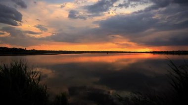 Nehir kıyısında harika bir gün batımı