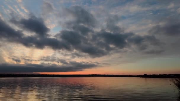Закат Озере Отражениями Облаков Воде — стоковое видео