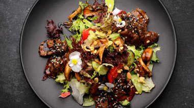 sıcak Dana eti ve mantar salatası