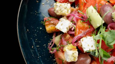 Yunan salatası yakın plan, koyu arkaplan