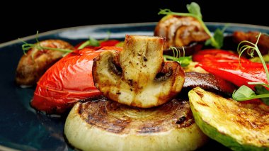 Fırında sebze, domates, patlıcan, kabak, tatlı biber ve mantar.