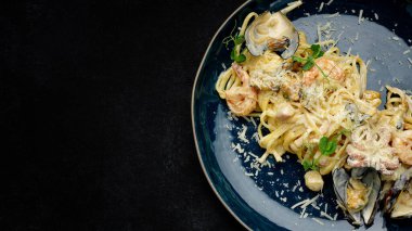 Deniz ürünleri ve soslu spagetti.