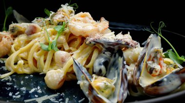 Deniz ürünleri ve soslu spagetti.