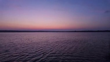 Sabah göl kenarında gündoğumu