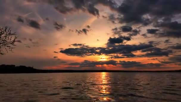 落日笼罩在乌云密布的湖上 免版税图库视频片段