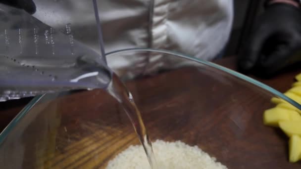 Wasser Eine Glasschüssel Mit Reis Gießen Zeitlupe — Stockvideo