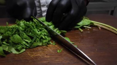 Tahtada at gülü dilimler