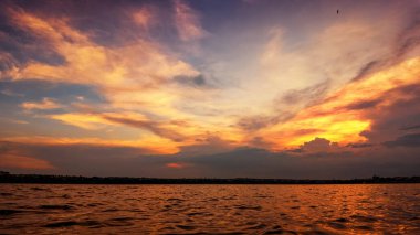 Suyun üzerinde inanılmaz güzel, sıcak bir gün batımı