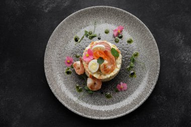 Somon, karides ve bıldırcın yumurtalı Olivier salatası.