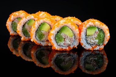 Yengeç, salatalık, avokado, kırmızı havyar ve yansımalı suşi.