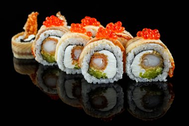 Suşi, karides, krem peynir, yılan balığı ve salatalık. Yansıma ile