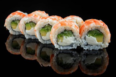 Karidesli suşi, salatalık, yansımalı avokado.