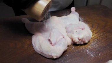 Tahtada insan tuzu ve biber çiğ tavuk.