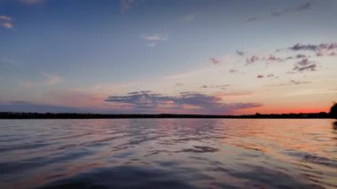 Gölde gün batımında dinleniyorum.