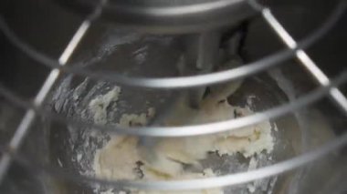 Havuçlu kek hamuru karıştırıcıda yoğurulur.