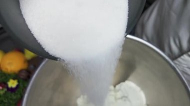 Şef bir mikserde peynirli kek hamuru hazırlıyor.