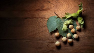 Tahta bir tahtanın üzerinde kabuklu Filbert. Yakın plan.