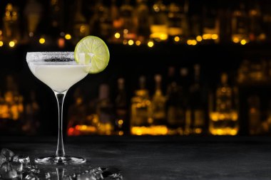 Barın üstünde buzlu Margarita kokteyli.