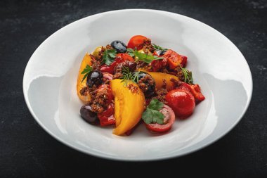 Zeytin beyaz bir tabakta sebze salatası