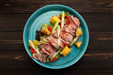 Dilimlenmiş et, sebze ve patates.