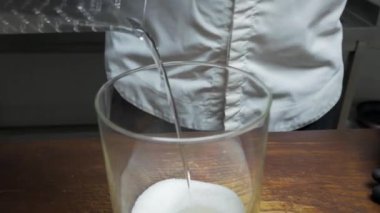 Adam portakal ve limon suyu ile sos hazırlıyor.