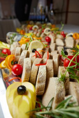 Dilimlenmiş balık ziyafet masasında