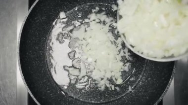 Hamburger için baharatlı barbekü sosu hazırlar.