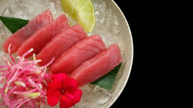 Limonlu ve buzlu ton balıklı saşimi.