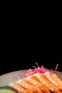 Limonlu ve buzlu karidesli saşimi.