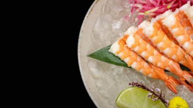 Limonlu ve buzlu karidesli saşimi.