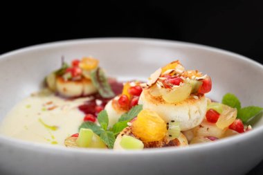 Soslu, dutlu ve meyveli peynirli kekler.