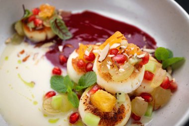 Soslu, dutlu ve meyveli peynirli kekler.