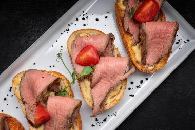 Et, vişneli domates ve peynirli bir tabak