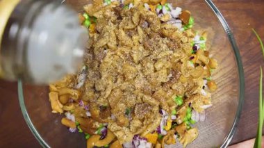 Şef cam kasede salata hazırlıyor.